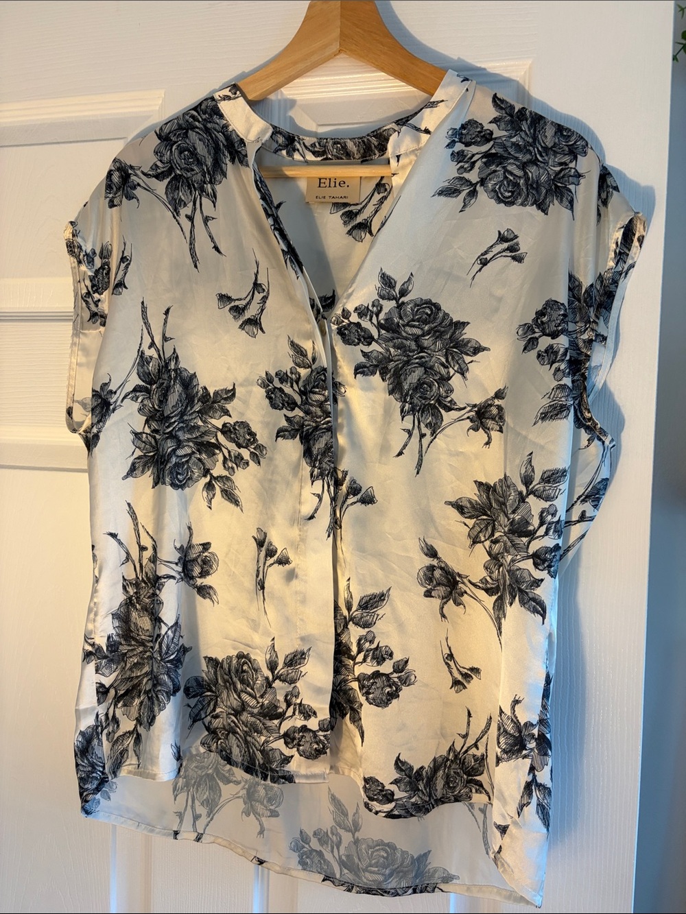 Elie Tahari White and Black Floral Split-Neck Cap Sleeve Blouse